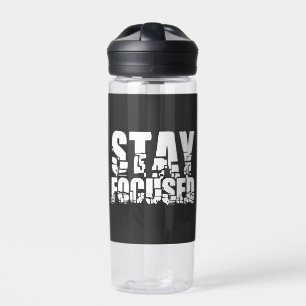 Fokussiert bleibe   Motivierend Satz mit weißem Te Trinkflasche