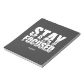 Fokussierte Motivierend Phrase mit Typografie blei Notizblock (Rotiert)