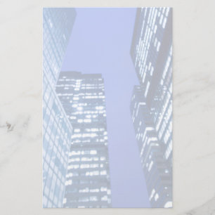 Fokussierter Aufstieg der Fenster des Gebäude Briefpapier