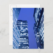 Fokussierter Blick nach oben auf die Fenster des O Postkarte (Vorne/Hinten)