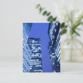 Fokussierter Blick nach oben auf die Fenster des O Postkarte (Stehend Vorderseite)