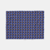 Fokussierter Griff: Hand halten einer Blumenschale Fleecedecke (Vorderseite (Horizontal))
