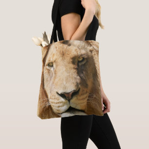 Fokussierter männlicher Löwe Tasche