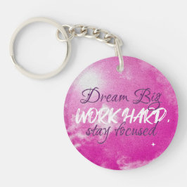 Fokussierter Schlüsselanhänger mit QR-Code bleibe