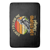 Folge mir nicht, dass ich dumme Dinge tue Badematte (Vorderseite Vertikal)