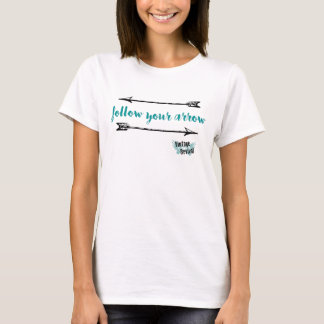 Folgen Sie dem T-Shirt nach dem Pfeil