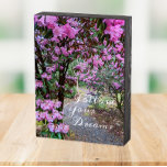 Folgen Sie Ihrem traumhaften Zitat-Garten-Pfad Holzkisten Schild<br><div class="desc">Schwarz gestrichene Holzkastenschilder,  die zum Aufhängen oder stehend sein sollen und das Foto eines botanischen Gartens mit schönen,  rosa rhododendron-Blume,  die einen Pfad abgrenzen,  wiedergeben,  zusammen mit einem inspirierend und motivierend Zitat,  das lautet: "Folge deinen Träumen". Eine schöne Dekoration für jedes Zimmer!</div>