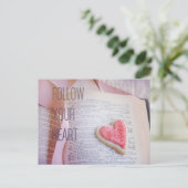 Folgen Sie Ihrer Herzpostkarte Postkarte (Stehend Vorderseite)