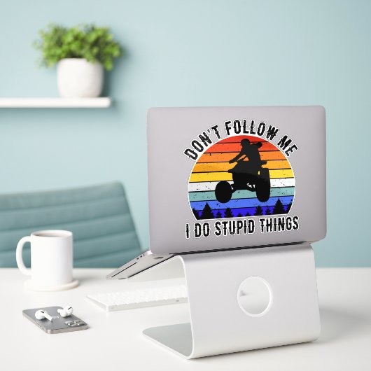 Folgen Sie mir nicht, ich mache dumme Dinge - Quad Aufkleber (Laptop auf Schreibtisch)