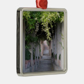 Foliage Covered Walkway, Spanien Ornament Aus Metall (Rechts)