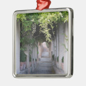 Foliage Covered Walkway, Spanien Ornament Aus Metall (Links)