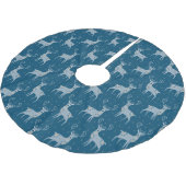 Folk Art Deer on Blue Polyester Weihnachtsbaumdecke (Schrägansicht)