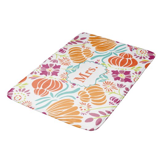 Folk Art Monogram Floral Mrs. or Personalize Badematte (Schrägansicht)