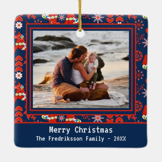 Folk Art Red Swedish Dala Horse and Pattern Foto Keramikornament (Rückseite)