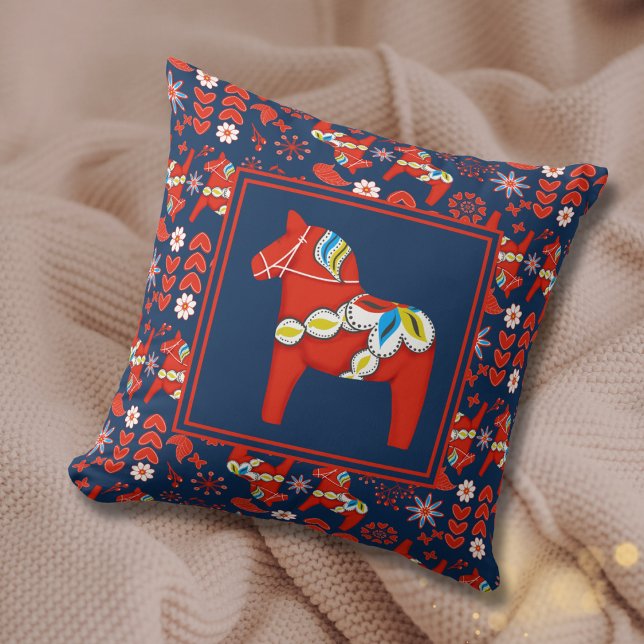 Folk Art Red Swedish Dala Horse and Pattern Kissen (Von Creator hochgeladen)