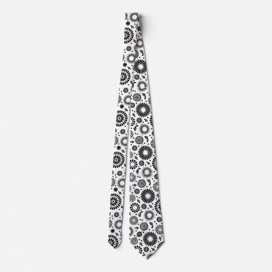 Folk Floral Black and White Flowers Boho Chic Krawatte (Rückseite)