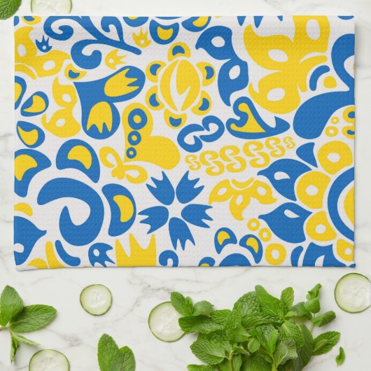 Folklore-Muster mit ukrainischen Flaggenfarben Geschirrtuch (Gefaltet)