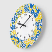 Folklore-Muster mit ukrainischen Flaggenfarben Große Wanduhr (Winkel)
