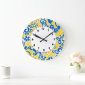 Folklore-Muster mit ukrainischen Flaggenfarben Große Wanduhr (Zuhause)