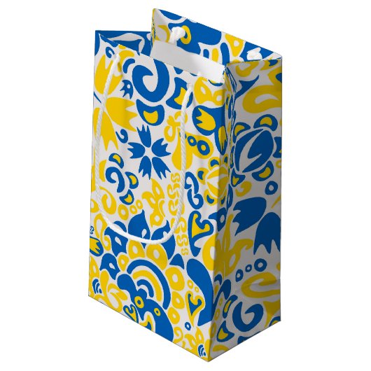 Folklore-Muster mit ukrainischen Flaggenfarben Kleine Geschenktüte (Rückseite Schrägansicht)