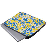 Folklore-Muster mit ukrainischen Flaggenfarben Laptopschutzhülle (Vorne Knopf)