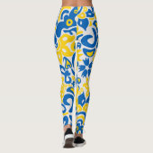 Folklore-Muster mit ukrainischen Flaggenfarben Leggings (Rückseite)
