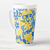 Folklore-Muster mit ukrainischen Flaggenfarben   Milchtasse (Linke Ecke)