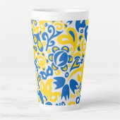 Folklore-Muster mit ukrainischen Flaggenfarben   Milchtasse (Vorderseite)