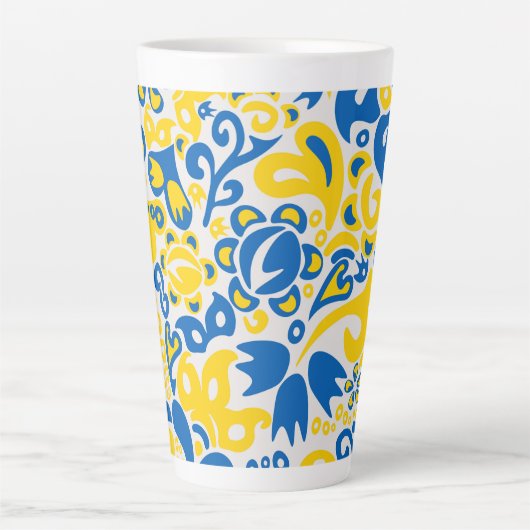 Folklore-Muster mit ukrainischen Flaggenfarben Milchtasse (Vorderseite)