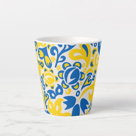 Folklore-Muster mit ukrainischen Flaggenfarben Milchtasse (Vorderseite)