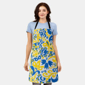 Folklore-Muster mit ukrainischen Flaggenfarben Schürze (Getragen)