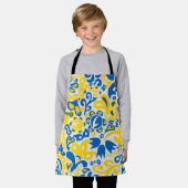 Folklore-Muster mit ukrainischen Flaggenfarben Schürze (Getragen)