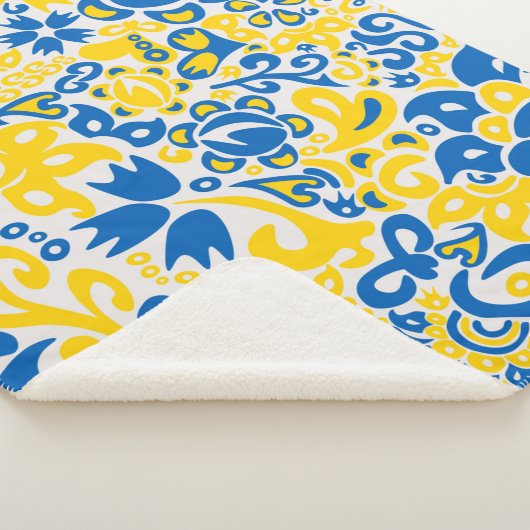 Folklore-Muster mit ukrainischen Flaggenfarben Sherpadecke (3/4)