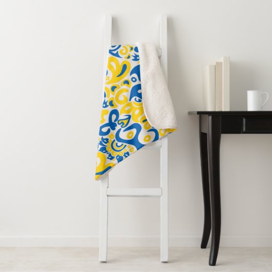 Folklore-Muster mit ukrainischen Flaggenfarben Sherpadecke (Beispiel)