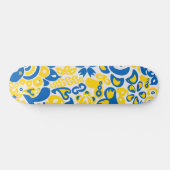 Folklore-Muster mit ukrainischen Flaggenfarben   Skateboard (Horizontal)