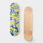 Folklore-Muster mit ukrainischen Flaggenfarben   Skateboard (Vorderseite)