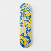 Folklore-Muster mit ukrainischen Flaggenfarben   Skateboard (Vorderseite)