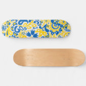 Folklore-Muster mit ukrainischen Flaggenfarben Skateboard (Horizontal)