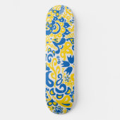 Folklore-Muster mit ukrainischen Flaggenfarben Skateboard (Vorderseite)