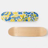 Folklore-Muster mit ukrainischen Flaggenfarben Skateboard (Horizontal)