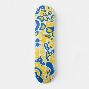 Folklore-Muster mit ukrainischen Flaggenfarben Skateboard