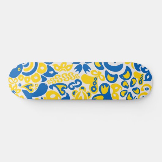 Folklore-Muster mit ukrainischen Flaggenfarben Skateboard (Horizontal)