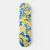 Folklore-Muster mit ukrainischen Flaggenfarben Skateboard (Vorderseite)