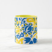 Folklore-Muster mit ukrainischen Flaggenfarben  Tasse (Zentrum)