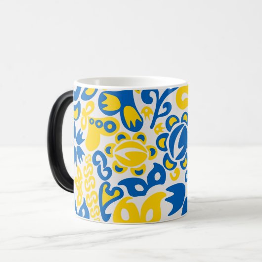 Folklore-Muster mit ukrainischen Flaggenfarben Verwandlungstasse (Vorderseite Links)