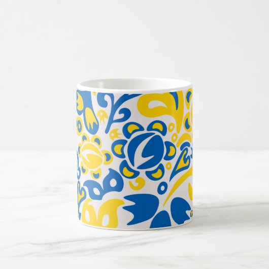 Folklore-Muster mit ukrainischen Flaggenfarben Verwandlungstasse (Mittel)