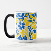 Folklore-Muster mit ukrainischen Flaggenfarben Verwandlungstasse (Links)