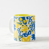 Folklore-Muster mit ukrainischen Flaggenfarben Zweifarbige Tasse (Vorderseite Links)