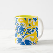 Folklore-Muster mit ukrainischen Flaggenfarben Zweifarbige Tasse (VorderseiteRechts)