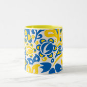 Folklore-Muster mit ukrainischen Flaggenfarben Zweifarbige Tasse (Mittel)